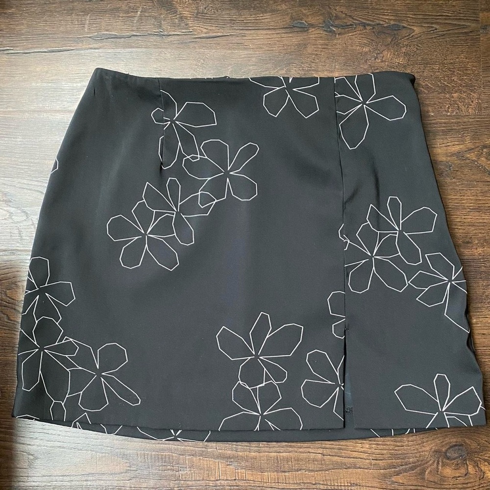 Vintage Y2K Express black mini skirt with cream/beige tropical flower designs